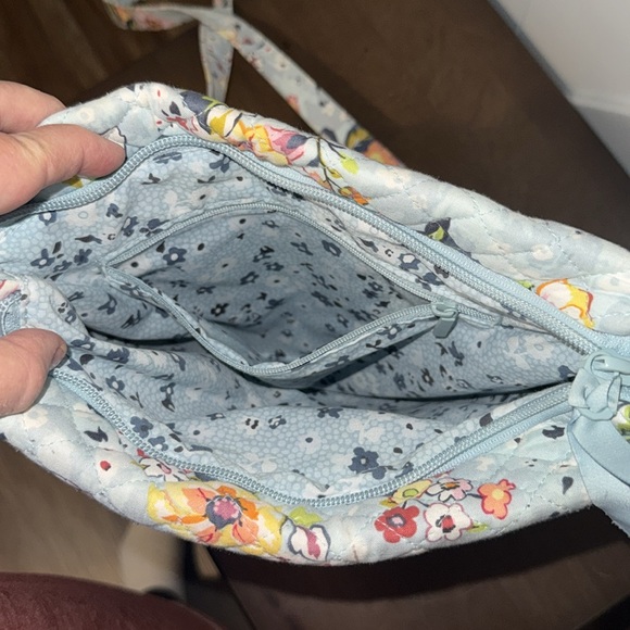 Vera Bradley light blue flower pattern triple zip crossbody purse - Picture 12 of 17